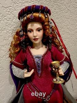 Rare poupée en porcelaine Morgan Le Fay de 17 pouces des années 90 avec chalice et vêtements médiévaux