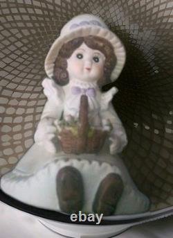 Rare poupée figurine en porcelaine vintage de fille avec des fleurs