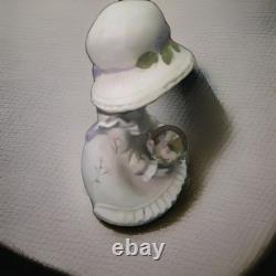 Rare poupée figurine en porcelaine vintage de fille avec des fleurs