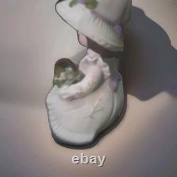 Rare poupée figurine en porcelaine vintage de fille avec des fleurs