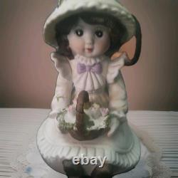 Rare poupée figurine en porcelaine vintage de fille avec des fleurs