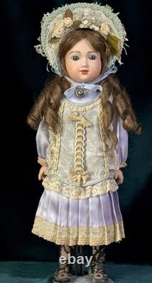 Reproduction Vintage de la Poupée Antique Française André Thuillier A. T. 18