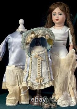 Reproduction Vintage de la Poupée Antique Française André Thuillier A. T. 18