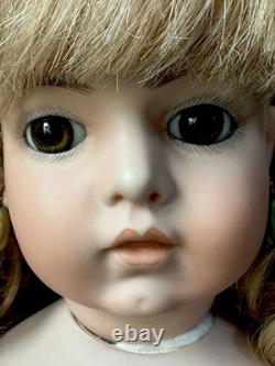 Reproduction d'artiste vintage d'une poupée antique française Bru Jne 20 tête en porcelaine