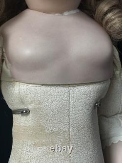 Reproduction d'artiste vintage d'une poupée antique française Bru Jne 20 tête en porcelaine