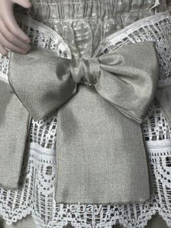 Reproduction d'artiste vintage d'une poupée antique française Bru Jne 20 tête en porcelaine