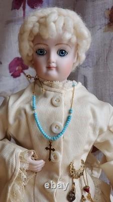 Reproduction de poupée Jumeau en biscuit vintage avec châtelaine et croix, marquée par l’artiste