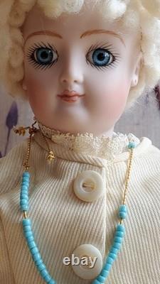 Reproduction de poupée Jumeau en biscuit vintage avec châtelaine et croix, marquée par l’artiste