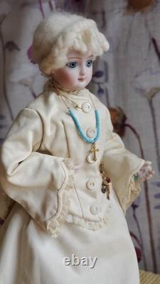 Reproduction de poupée Jumeau en biscuit vintage avec châtelaine et croix, marquée par l’artiste