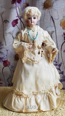 Reproduction de poupée Jumeau en biscuit vintage avec châtelaine et croix, marquée par l’artiste