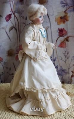 Reproduction de poupée Jumeau en biscuit vintage avec châtelaine et croix, marquée par l’artiste