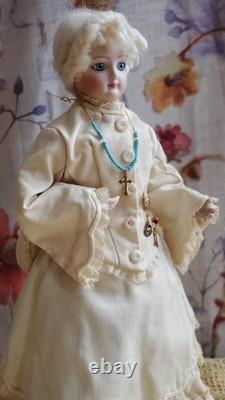 Reproduction de poupée Jumeau en biscuit vintage avec châtelaine et croix, marquée par l’artiste
