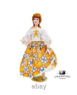 Robe de poupée en porcelaine miniature vintage jaune, blanc et bleu à motif dentelle_UNIQUE