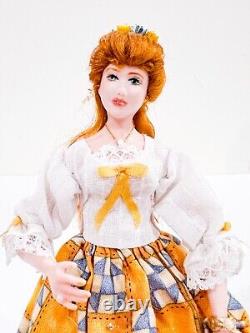 Robe de poupée en porcelaine miniature vintage jaune, blanc et bleu à motif dentelle_UNIQUE