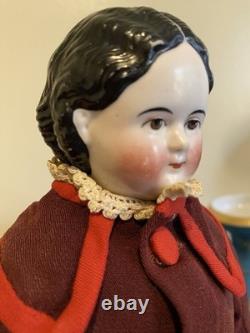 Superbe poupée Greiner ancienne des années 1850 à yeux bruns, ravissante tenue d’époque et bottines