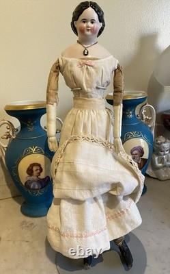 Superbe poupée Greiner ancienne des années 1850 à yeux bruns, ravissante tenue d’époque et bottines
