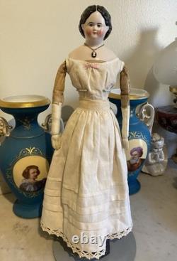 Superbe poupée Greiner ancienne des années 1850 à yeux bruns, ravissante tenue d’époque et bottines