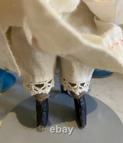Superbe poupée Greiner ancienne des années 1850 à yeux bruns, ravissante tenue d’époque et bottines
