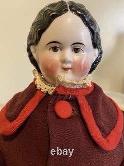 Superbe poupée antique Greiner en porcelaine des années 1850, aux yeux bruns, ravissante tenue d’époque et bottes