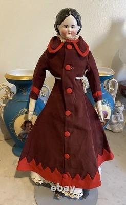 Superbe poupée antique Greiner en porcelaine des années 1850, aux yeux bruns, ravissante tenue d’époque et bottes