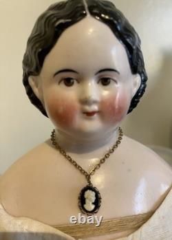 Superbe poupée antique Greiner en porcelaine des années 1850, aux yeux bruns, ravissante tenue d’époque et bottes