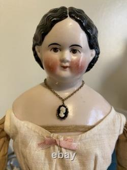 Superbe poupée antique Greiner en porcelaine des années 1850, aux yeux bruns, ravissante tenue d’époque et bottes