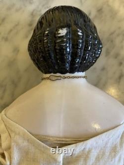 Superbe poupée antique Greiner en porcelaine des années 1850, aux yeux bruns, ravissante tenue d’époque et bottes