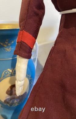 Superbe poupée antique Greiner en porcelaine des années 1850, aux yeux bruns, ravissante tenue d’époque et bottes