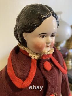 Superbe poupée antique Greiner en porcelaine des années 1850, aux yeux bruns, ravissante tenue d’époque et bottes