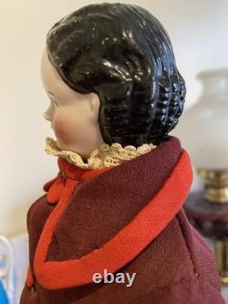 Superbe poupée antique Greiner en porcelaine des années 1850, aux yeux bruns, ravissante tenue d’époque et bottes
