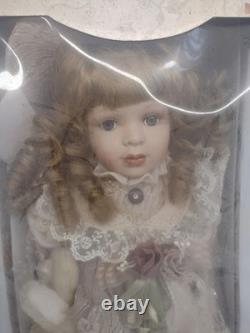 TRÈS RARE (Neuf dans sa boîte) Poupée en porcelaine de style victorien