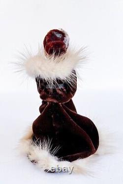 Tenue en velours brun royal vintage avec fourrure pour poupée miniature en porcelaine