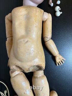 Tête de poupée allemande en biscuit antique 23 Max Handwerck sur corps articulé à restaurer