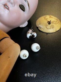 Tête de poupée allemande en biscuit antique 23 Max Handwerck sur corps articulé à restaurer