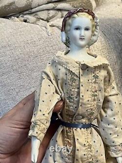 Très joli ancien chignon de l'Impératrice Eugénie en porcelaine Parian de 13 pouces avec robe ancienne