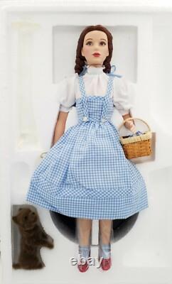 Trésors intemporels Mattel Dorothy Le Magicien d’Oz Poupée en porcelaine neuve en boîte, jamais déballée  	 <br/>