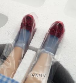 Trésors intemporels Mattel Dorothy Le Magicien d’Oz Poupée en porcelaine neuve en boîte, jamais déballée<br/>
