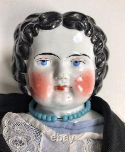 Une Grande Poupée Vintage Vintage Collectionnée En Porcelaine Habillée Et Décorée