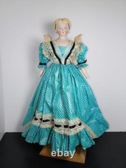 VINTAGE vers les années 40 Poupée en biscuit de porcelaine Parian signée EMMA, robe bleue, cheveux décorés