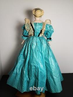 VINTAGE vers les années 40 Poupée en biscuit de porcelaine Parian signée EMMA, robe bleue, cheveux décorés
