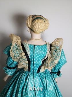 VINTAGE vers les années 40 Poupée en biscuit de porcelaine Parian signée EMMA, robe bleue, cheveux décorés