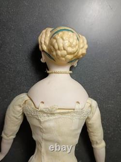 VINTAGE vers les années 40 Poupée en biscuit de porcelaine Parian signée EMMA, robe bleue, cheveux décorés