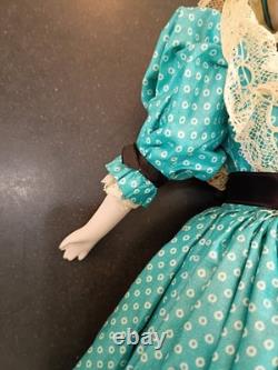 VINTAGE vers les années 40 Poupée en biscuit de porcelaine Parian signée EMMA, robe bleue, cheveux décorés