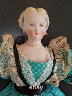 VINTAGE vers les années 40 Poupée en biscuit de porcelaine Parian signée EMMA, robe bleue, cheveux décorés