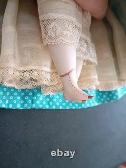 VINTAGE vers les années 40 poupée en biscuit de Parian signée EMMA CLEAR robe bleue cheveux décorés