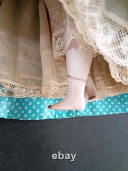 VINTAGE vers les années 40 poupée en biscuit de Parian signée EMMA CLEAR robe bleue cheveux décorés