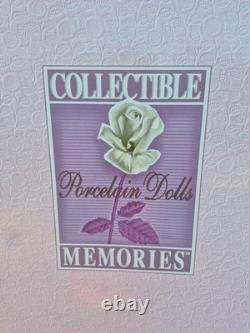VTG 1997 MÉMOIRES DE COLLECTION 28 POUPÉE EN PORCELAINE AMANDA AVEC ÉTIQUETTES ET SOCLE