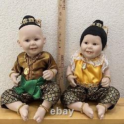 Vieille Paire De Asiatique Thaï Porcelaine Toddler Poupée Porter Des Vêtements Traditionnels