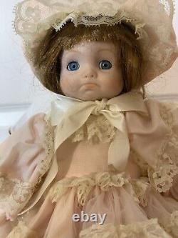 Vieille Porcelaine Bradley's Doll Big Eye Girl 10 Sitting Pouty