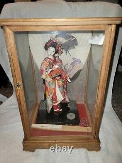 Vieille Poupée Japonaise De Porcelaine Geisha 11,5 Tall En Verre En Bois Cas